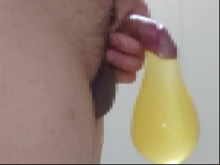 çŸ­å°åŒ…èŒŽãƒšãƒ‹ã‚¹ã«ã‚³ãƒ³ãƒ‰ãƒ¼ãƒ ã‚’ã¤ã‘ã¦ãã®ã¾ã¾ãŠã—ã£ã“ï¼ã‚²ã‚¤